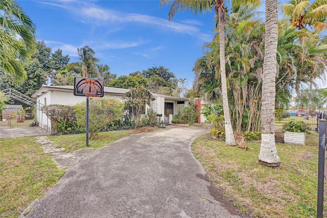 Recently Sold: $419,000 (3 beds, 2 baths, 1385 Square Feet)