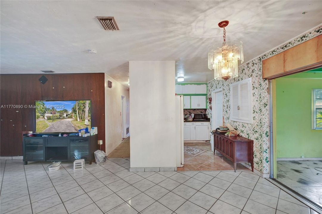 Recently Sold: $419,000 (3 beds, 2 baths, 1385 Square Feet)