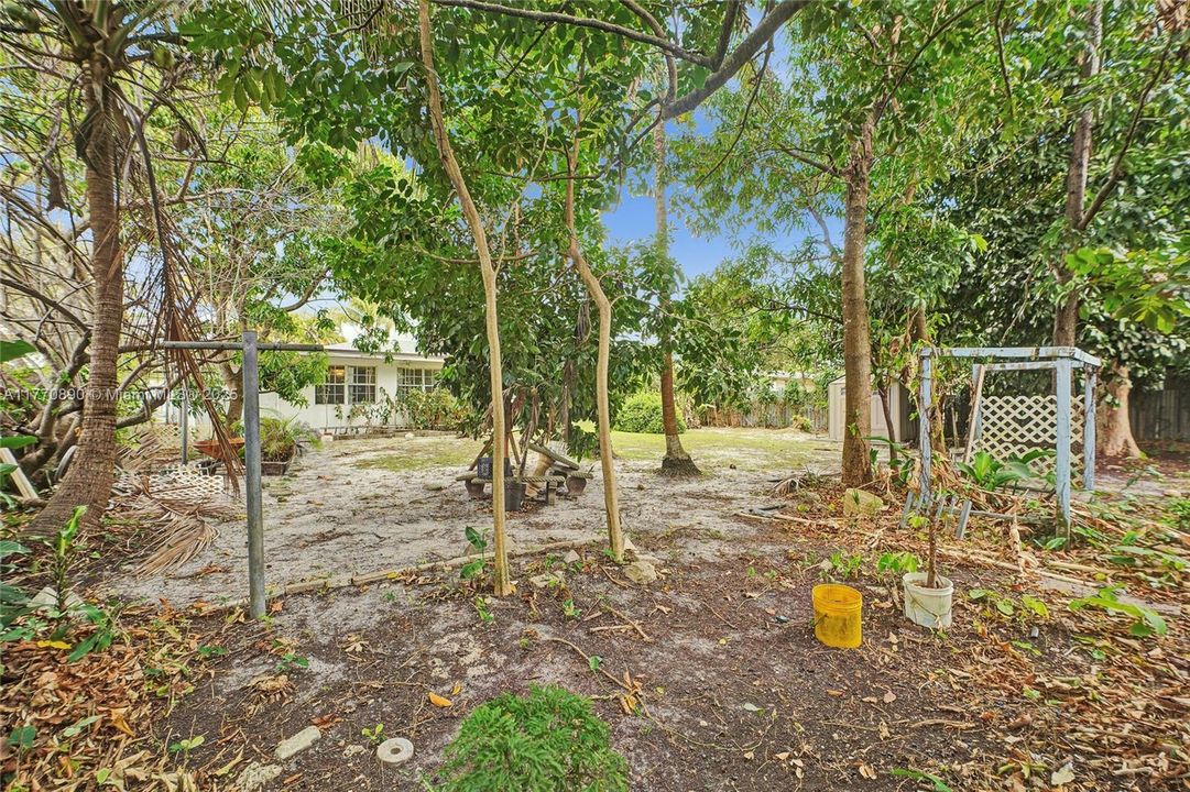 Recently Sold: $419,000 (3 beds, 2 baths, 1385 Square Feet)