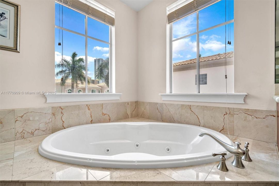 Recently Rented: $13,500 (6 beds, 6 baths, 5224 Square Feet)