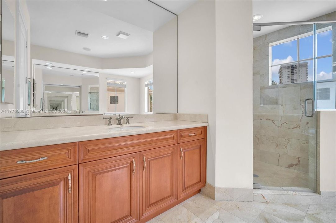 Recently Rented: $13,500 (6 beds, 6 baths, 5224 Square Feet)