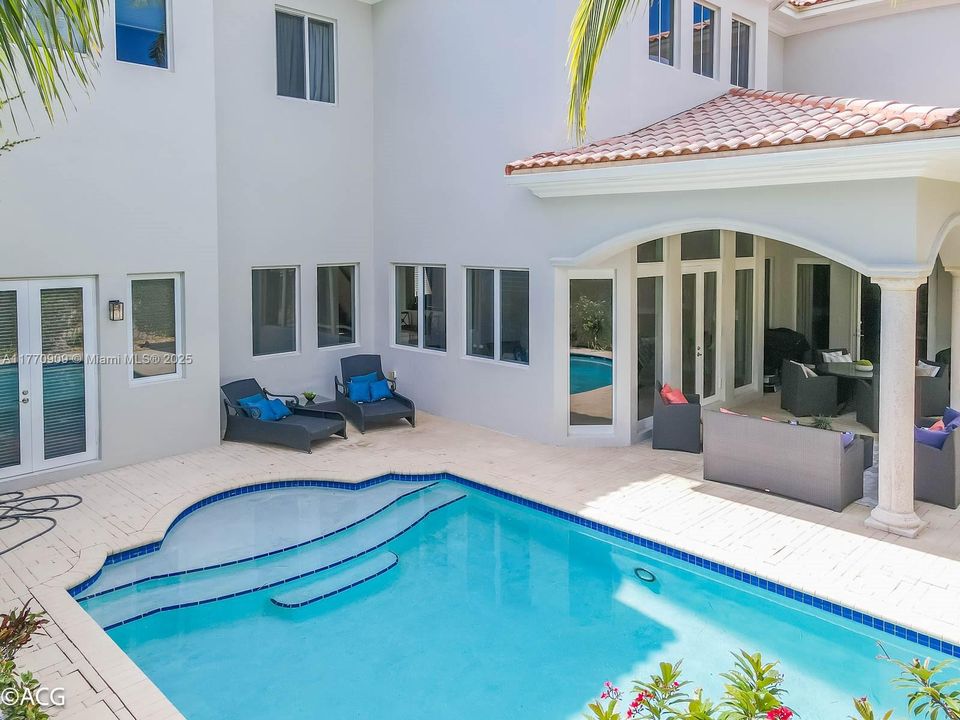 Recently Rented: $13,500 (6 beds, 6 baths, 5224 Square Feet)