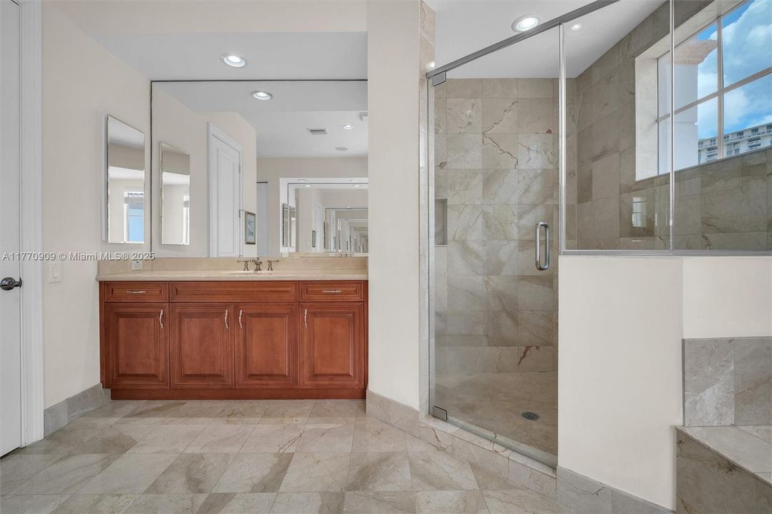 Recently Rented: $13,500 (6 beds, 6 baths, 5224 Square Feet)