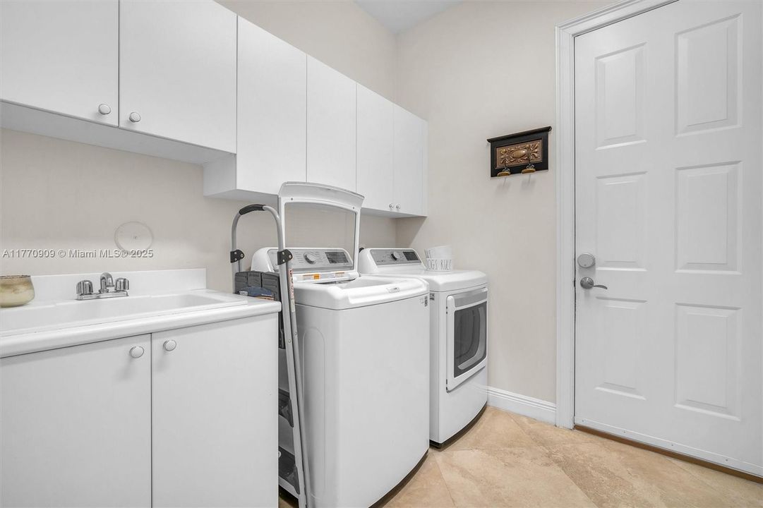 Recently Rented: $13,500 (6 beds, 6 baths, 5224 Square Feet)