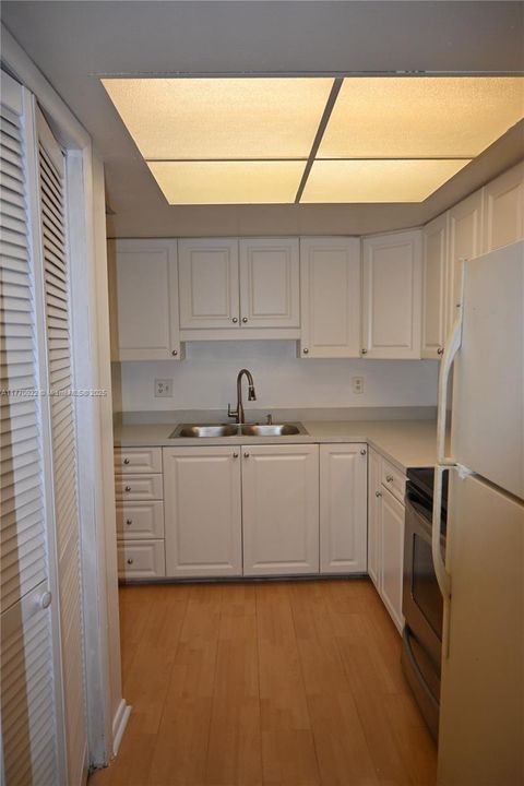 Active With Contract: $1,151 (2 beds, 1 baths, 918 Square Feet)