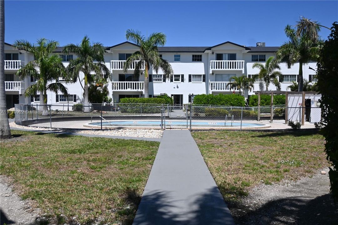 Active With Contract: $1,151 (2 beds, 1 baths, 918 Square Feet)