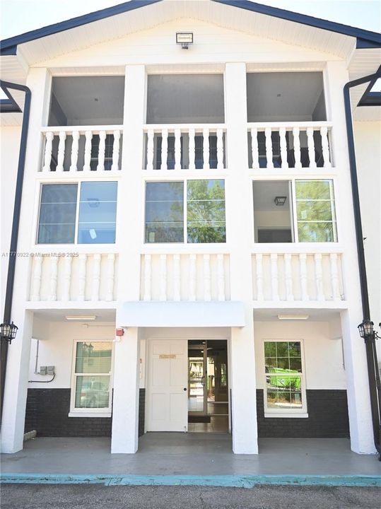 Rear building / Entrance to the apartment