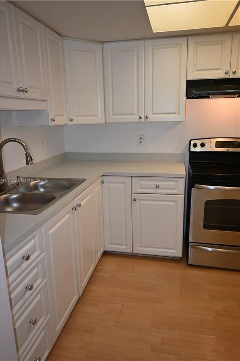 Active With Contract: $1,151 (2 beds, 1 baths, 918 Square Feet)