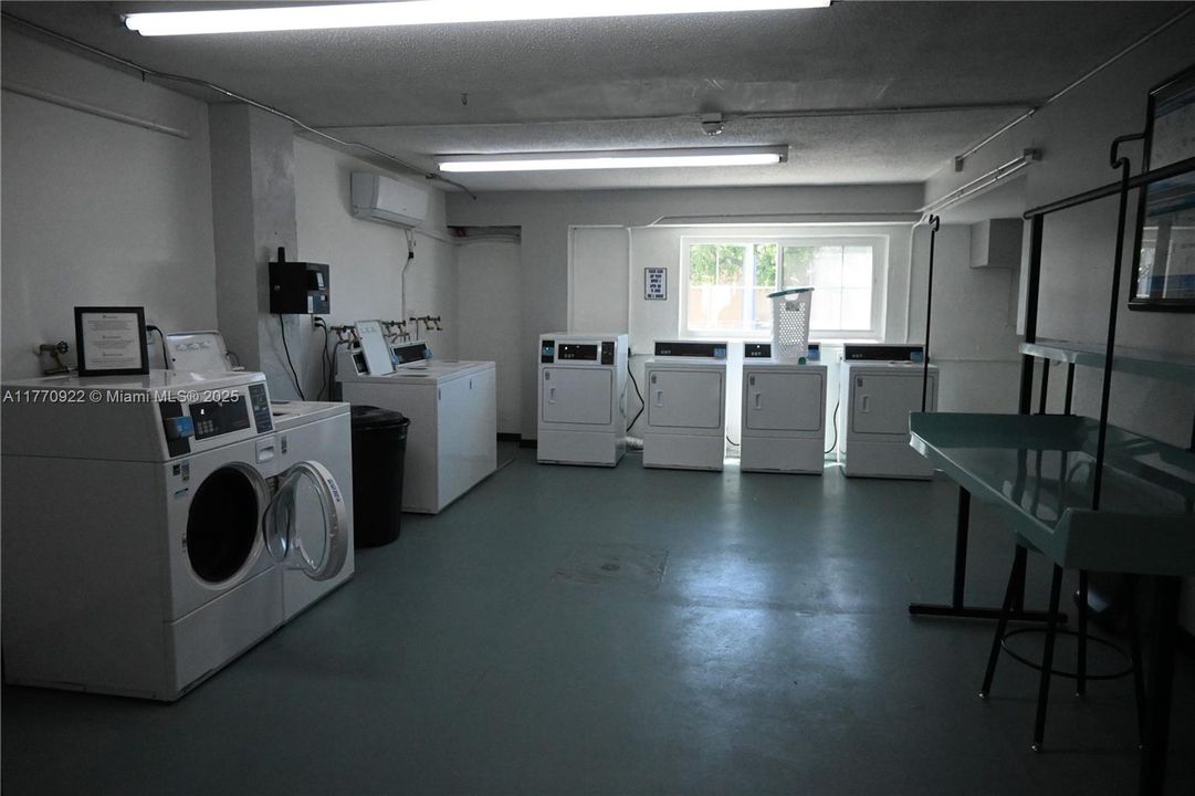 Active With Contract: $1,151 (2 beds, 1 baths, 918 Square Feet)