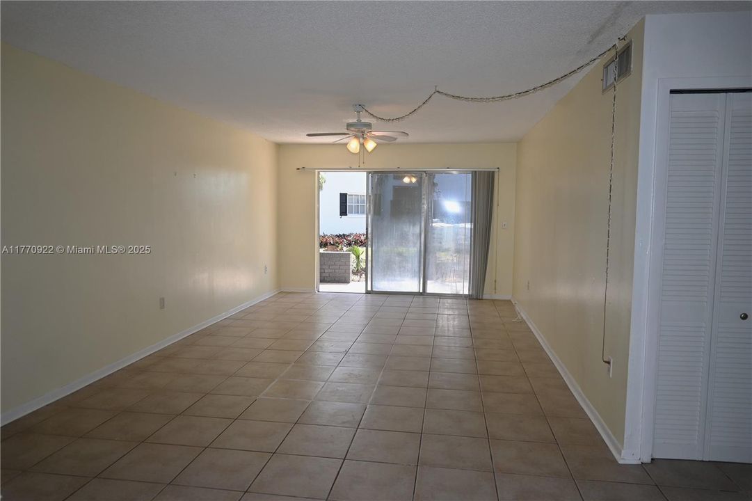 Active With Contract: $1,151 (2 beds, 1 baths, 918 Square Feet)