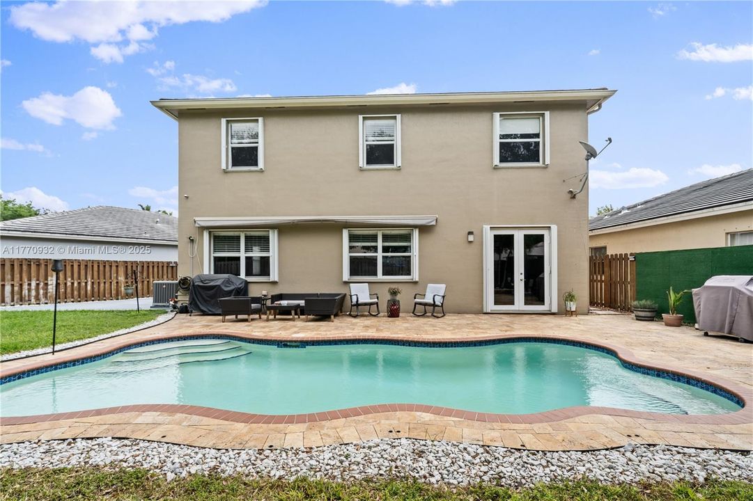 Recently Sold: $620,000 (5 beds, 3 baths, 2514 Square Feet)