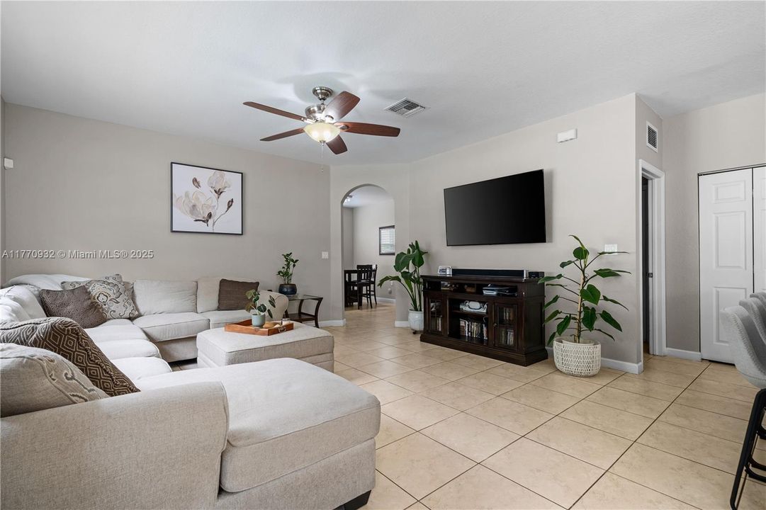 Recently Sold: $620,000 (5 beds, 3 baths, 2514 Square Feet)