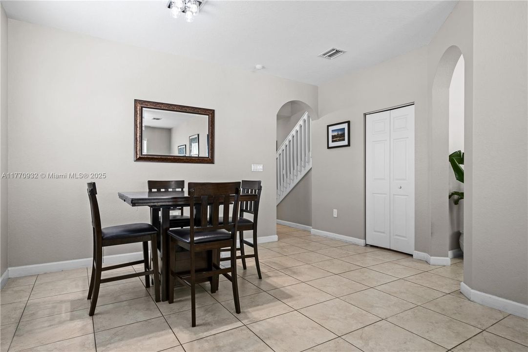 Recently Sold: $620,000 (5 beds, 3 baths, 2514 Square Feet)