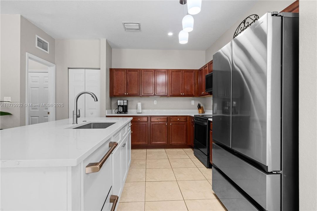 Recently Sold: $620,000 (5 beds, 3 baths, 2514 Square Feet)