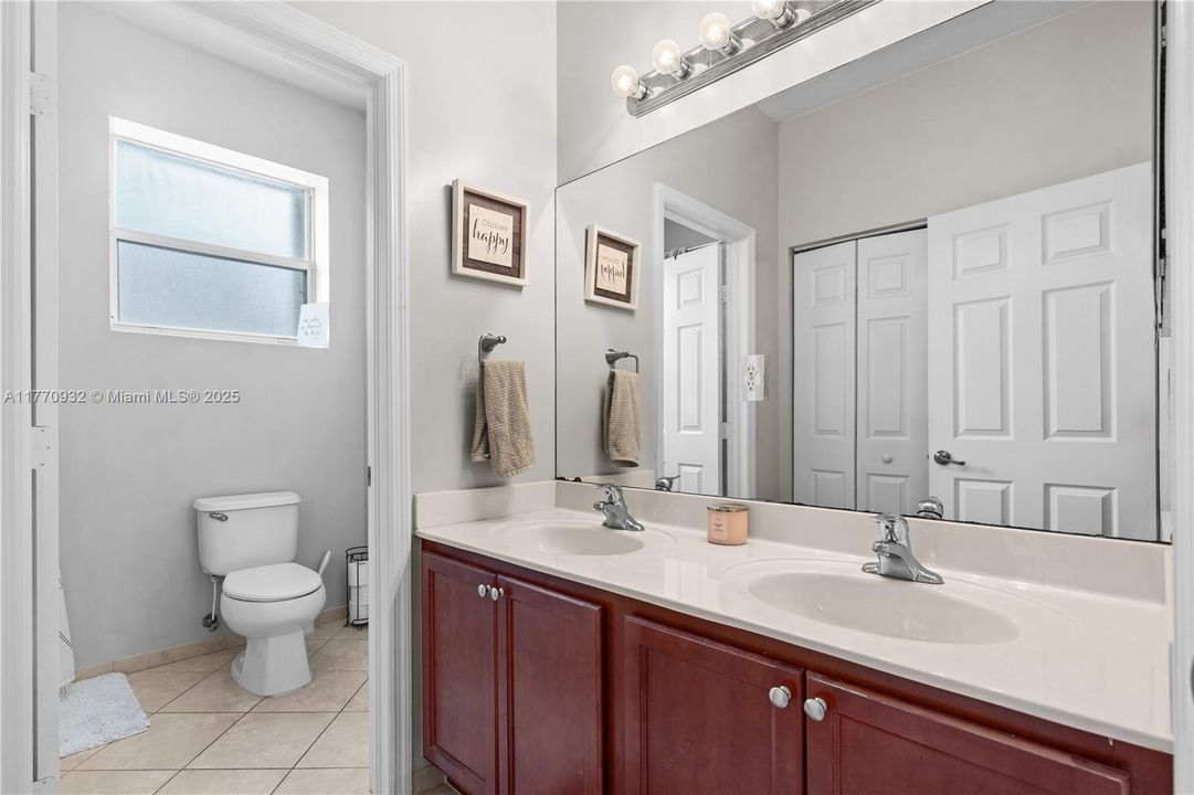 Recently Sold: $620,000 (5 beds, 3 baths, 2514 Square Feet)