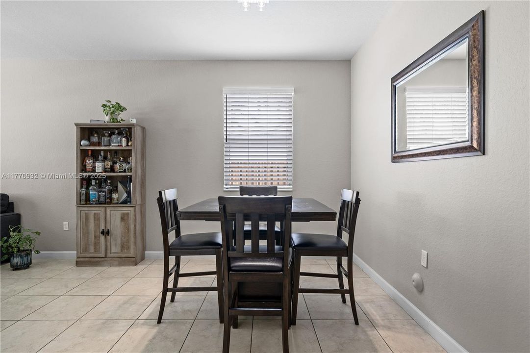 Recently Sold: $620,000 (5 beds, 3 baths, 2514 Square Feet)