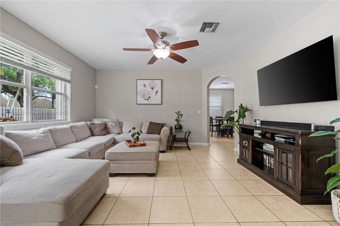 Recently Sold: $620,000 (5 beds, 3 baths, 2514 Square Feet)