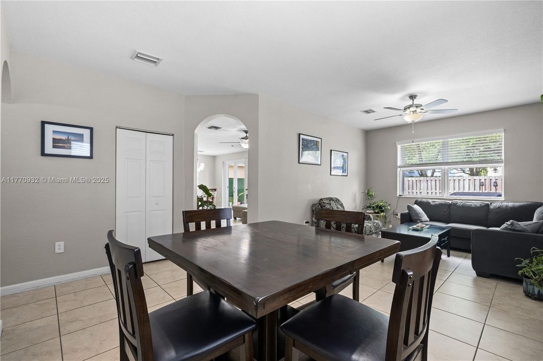 Recently Sold: $620,000 (5 beds, 3 baths, 2514 Square Feet)