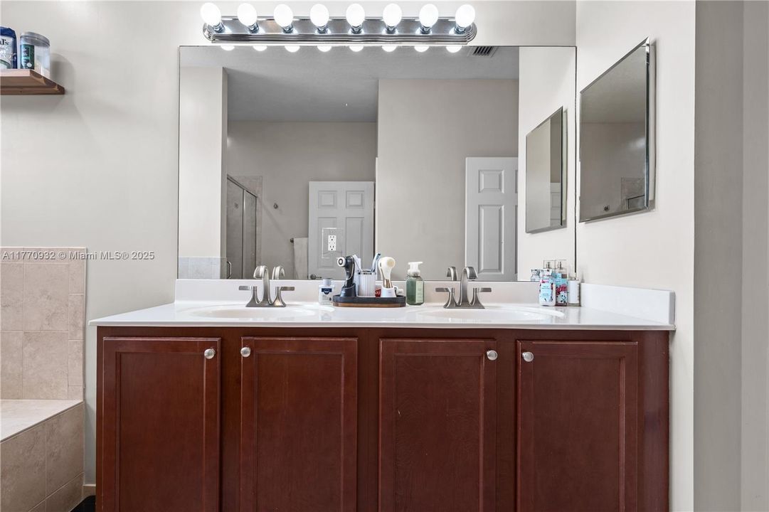 Recently Sold: $620,000 (5 beds, 3 baths, 2514 Square Feet)