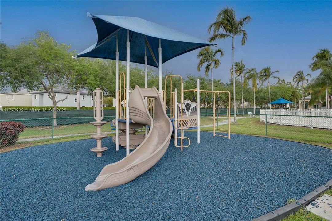 Recently Sold: $620,000 (5 beds, 3 baths, 2514 Square Feet)