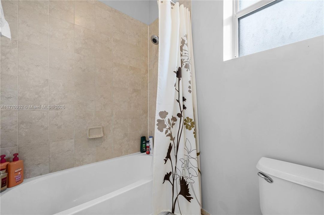 Recently Sold: $620,000 (5 beds, 3 baths, 2514 Square Feet)