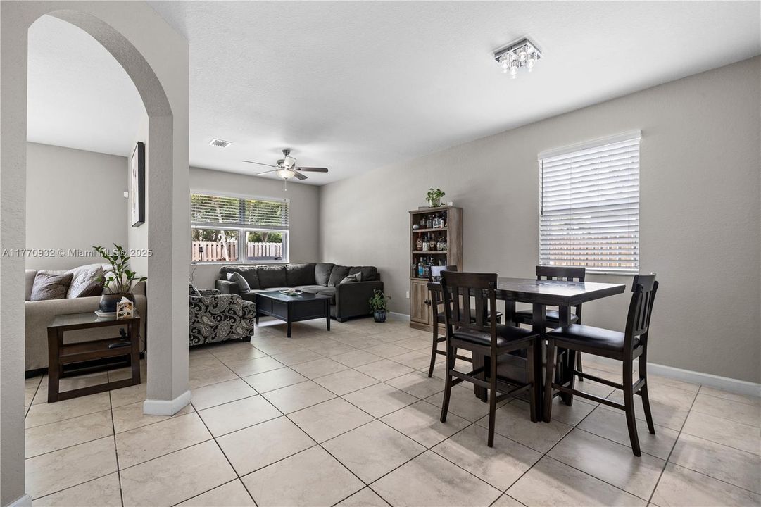 Recently Sold: $620,000 (5 beds, 3 baths, 2514 Square Feet)