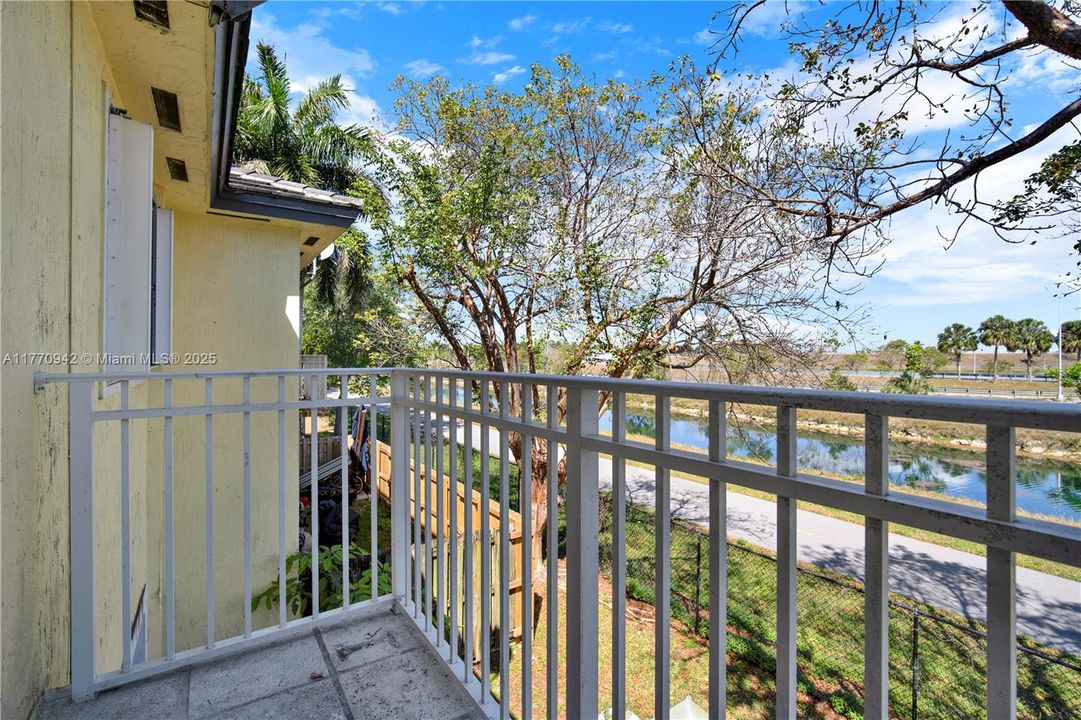 Recently Sold: $225,000 (2 beds, 2 baths, 1048 Square Feet)