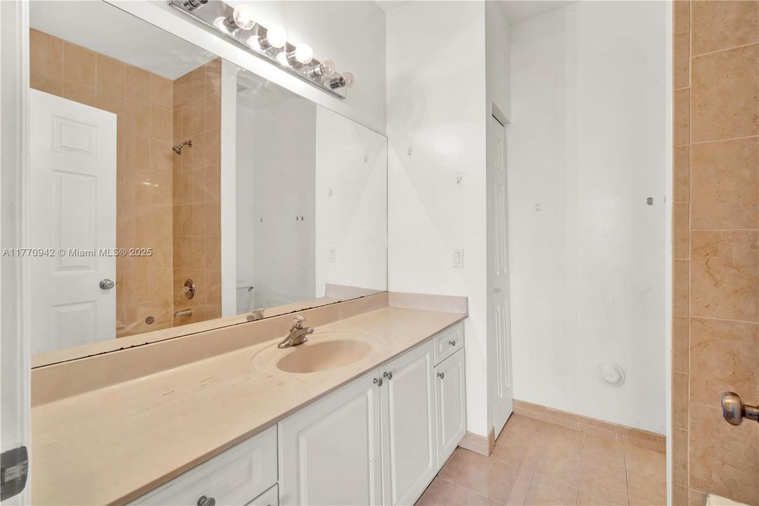 Recently Sold: $225,000 (2 beds, 2 baths, 1048 Square Feet)