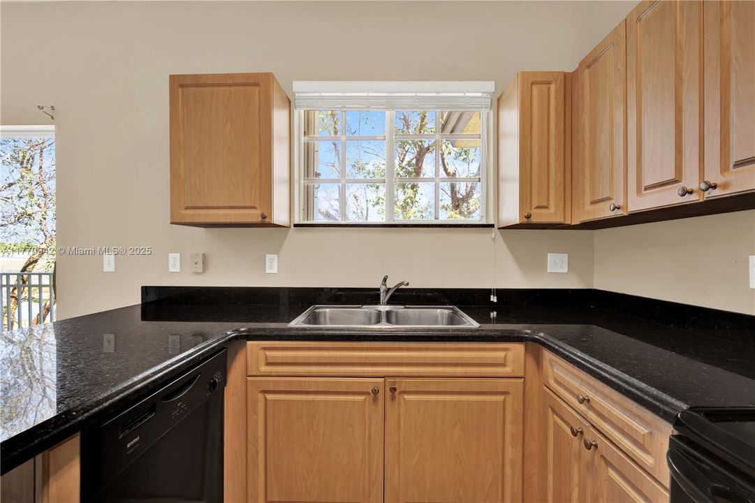 Recently Sold: $225,000 (2 beds, 2 baths, 1048 Square Feet)