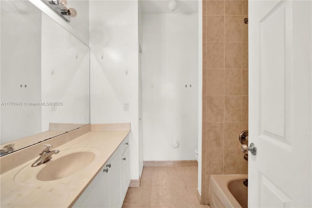 Recently Sold: $225,000 (2 beds, 2 baths, 1048 Square Feet)