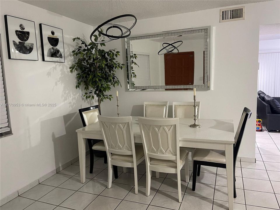 最近租的: $3,000 (3 贝兹, 2 浴室, 1340 平方英尺)