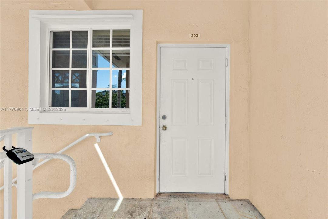 Recently Sold: $225,000 (2 beds, 2 baths, 1048 Square Feet)