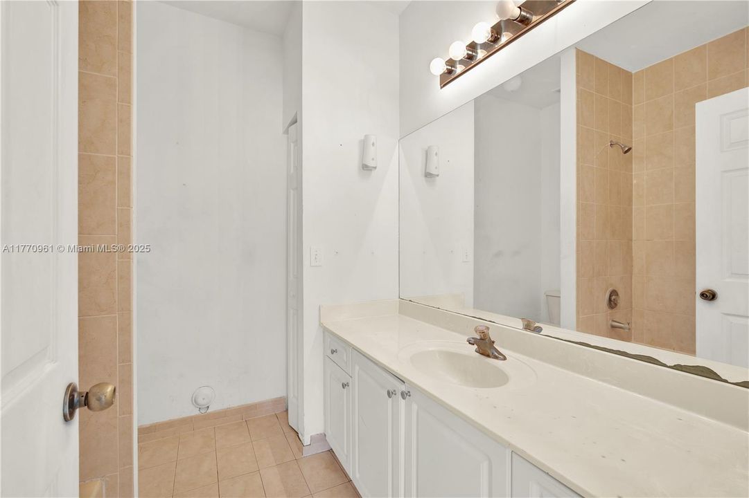 Recently Sold: $225,000 (2 beds, 2 baths, 1048 Square Feet)