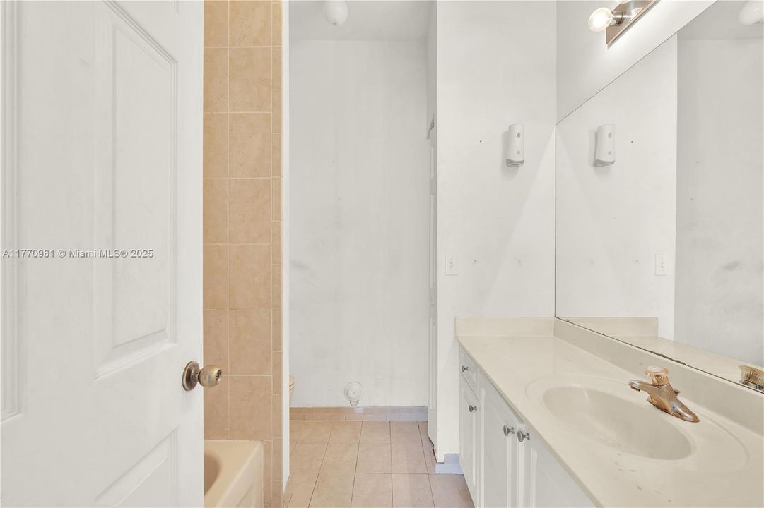 Recently Sold: $225,000 (2 beds, 2 baths, 1048 Square Feet)