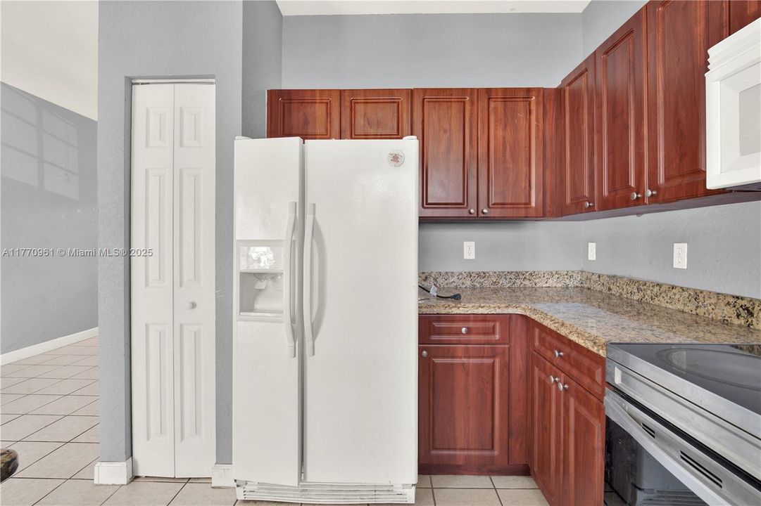 Recently Sold: $225,000 (2 beds, 2 baths, 1048 Square Feet)