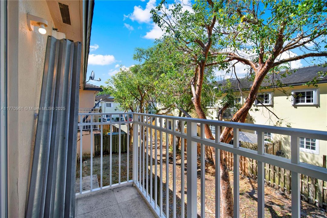 Recently Sold: $225,000 (2 beds, 2 baths, 1048 Square Feet)