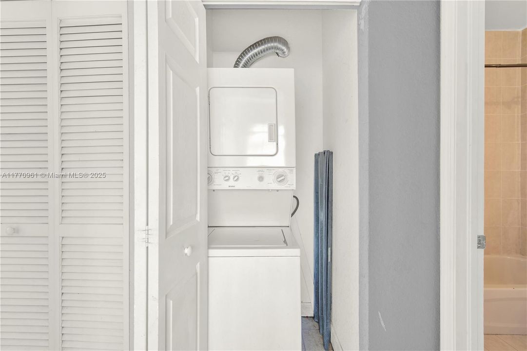 Recently Sold: $225,000 (2 beds, 2 baths, 1048 Square Feet)