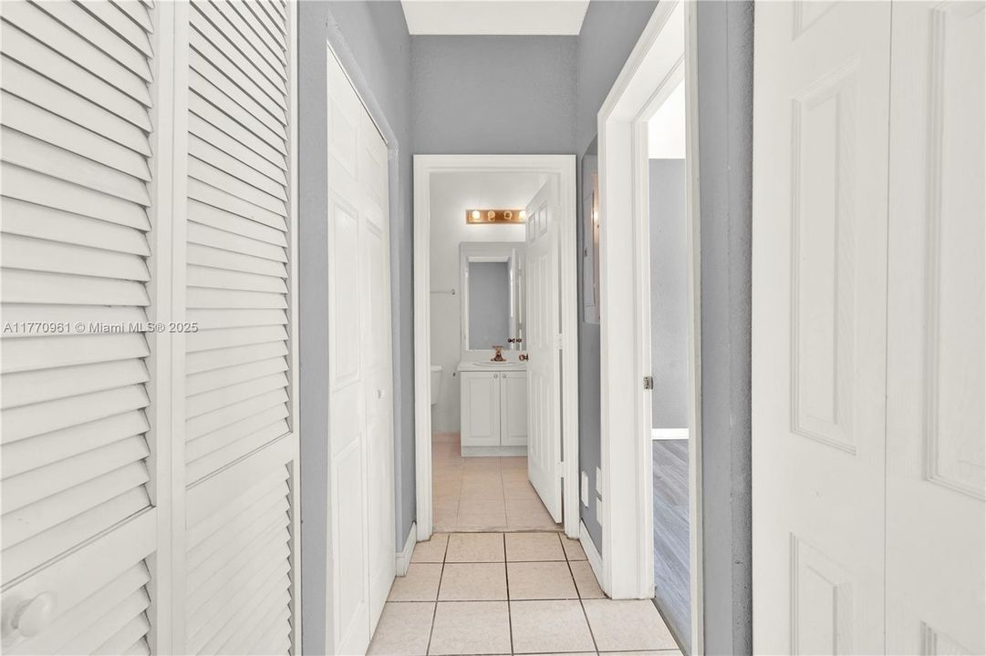 Recently Sold: $225,000 (2 beds, 2 baths, 1048 Square Feet)