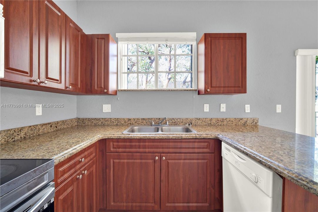 Recently Sold: $225,000 (2 beds, 2 baths, 1048 Square Feet)