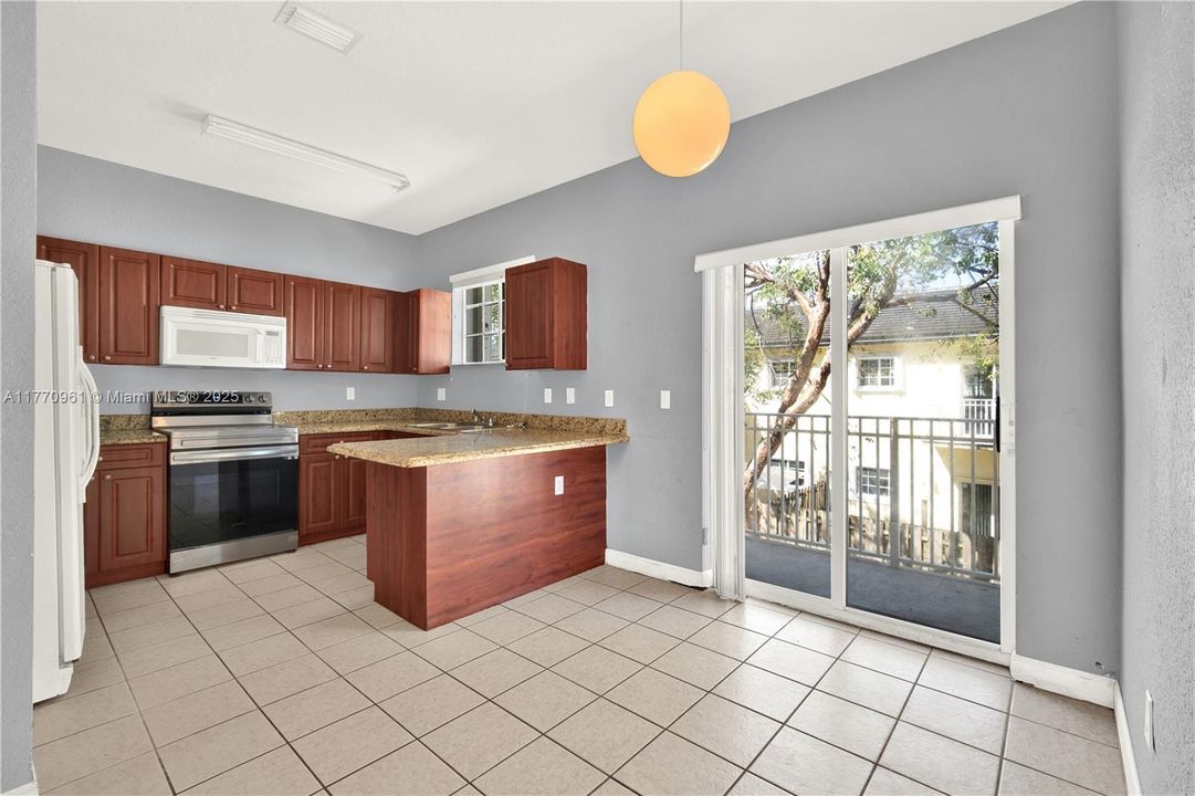 Recently Sold: $225,000 (2 beds, 2 baths, 1048 Square Feet)