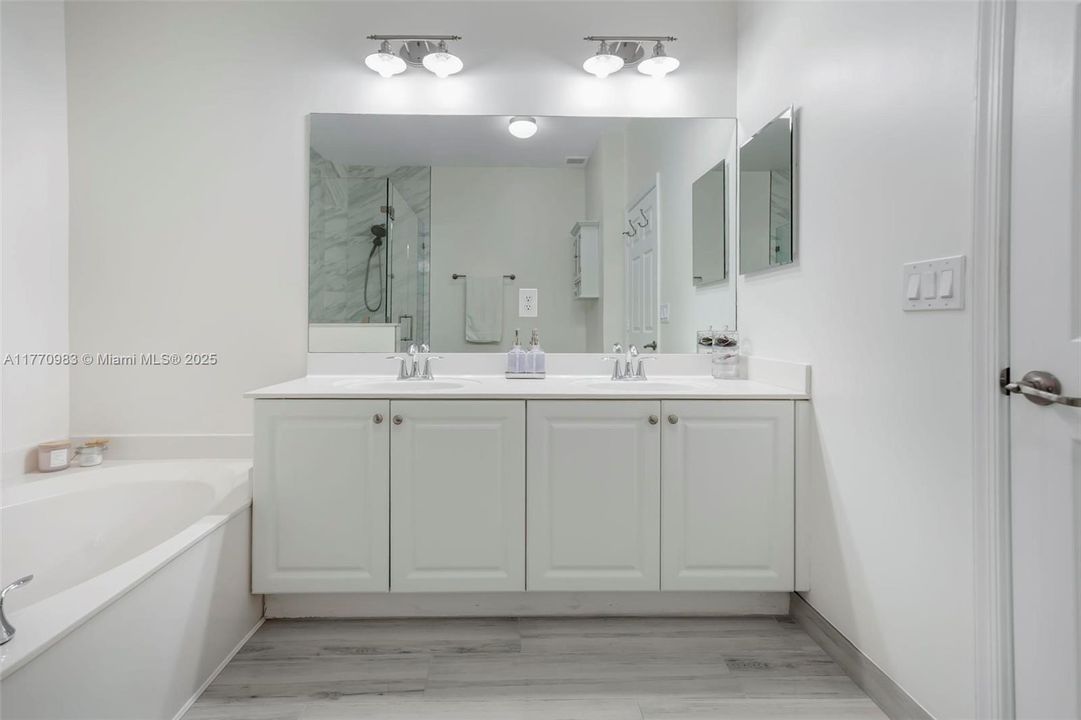 Recently Sold: $520,000 (3 beds, 2 baths, 1980 Square Feet)