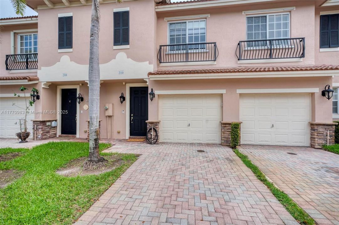 Recently Sold: $520,000 (3 beds, 2 baths, 1980 Square Feet)