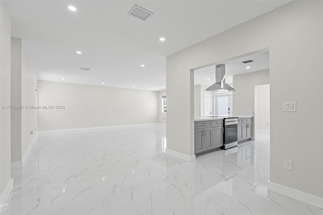 Недавно арендовано: $3,999 (4 спален, 2 ванн, 1973 Квадратных фут)