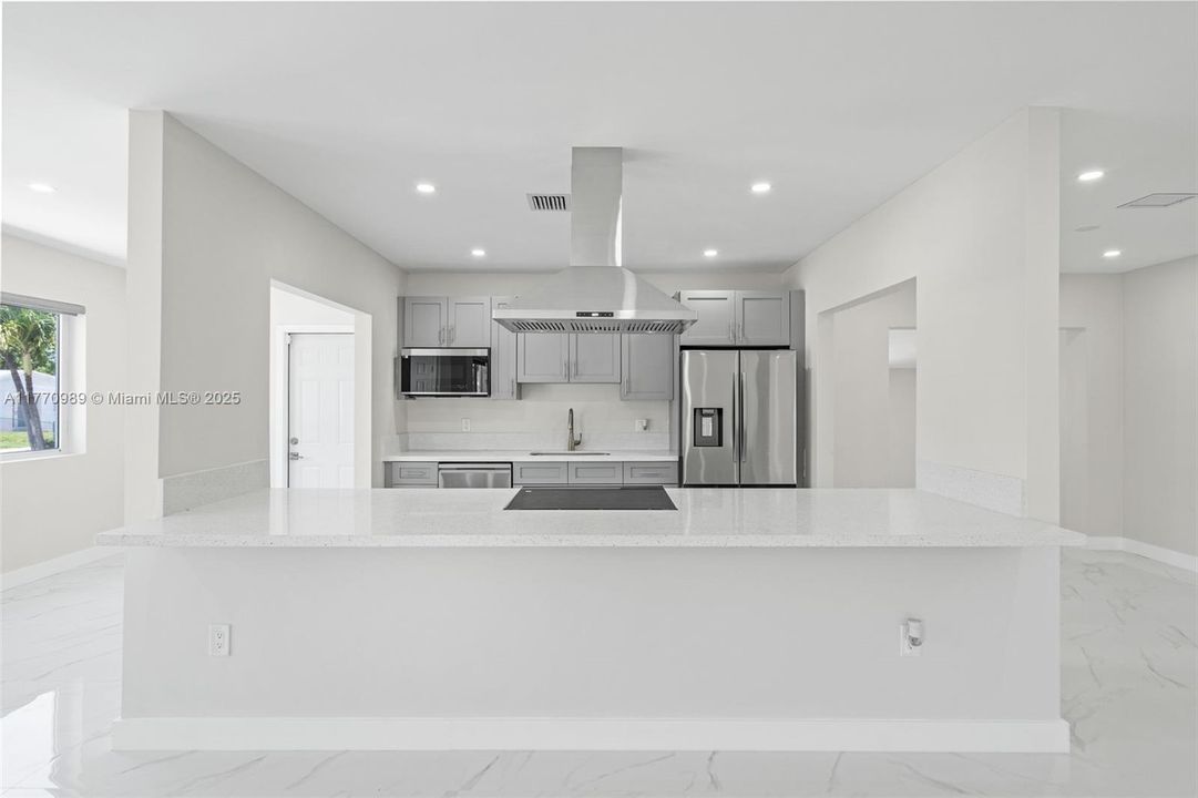 Недавно арендовано: $3,999 (4 спален, 2 ванн, 1973 Квадратных фут)