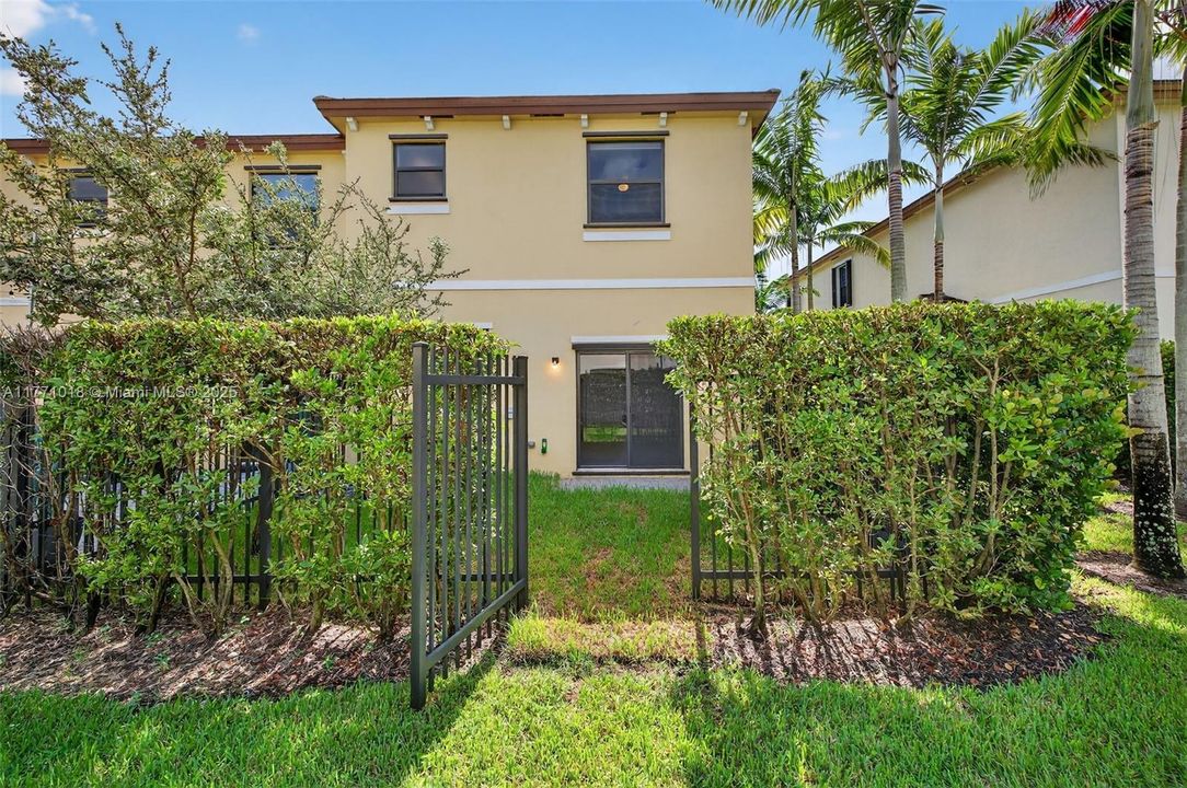 Недавно продано: $535,000 (3 спален, 2 ванн, 1863 Квадратных фут)