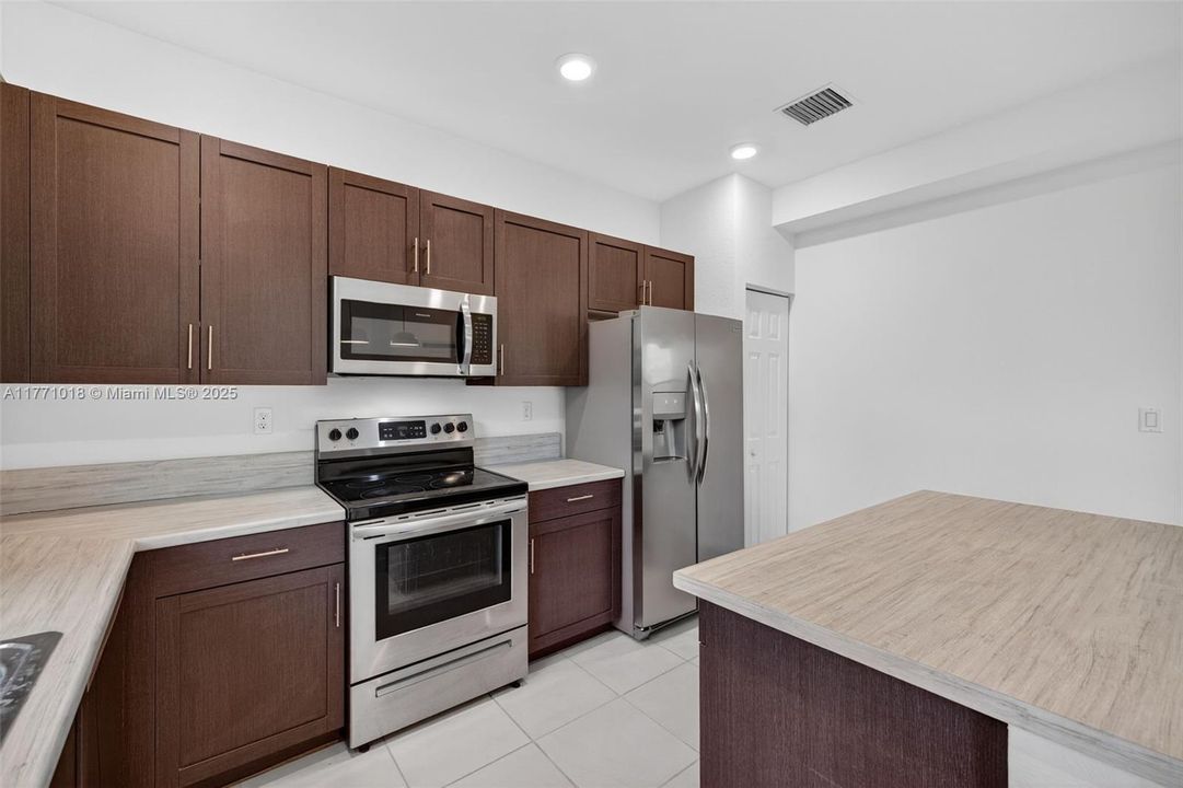 Недавно продано: $535,000 (3 спален, 2 ванн, 1863 Квадратных фут)