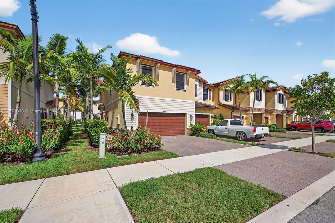 Недавно продано: $535,000 (3 спален, 2 ванн, 1863 Квадратных фут)