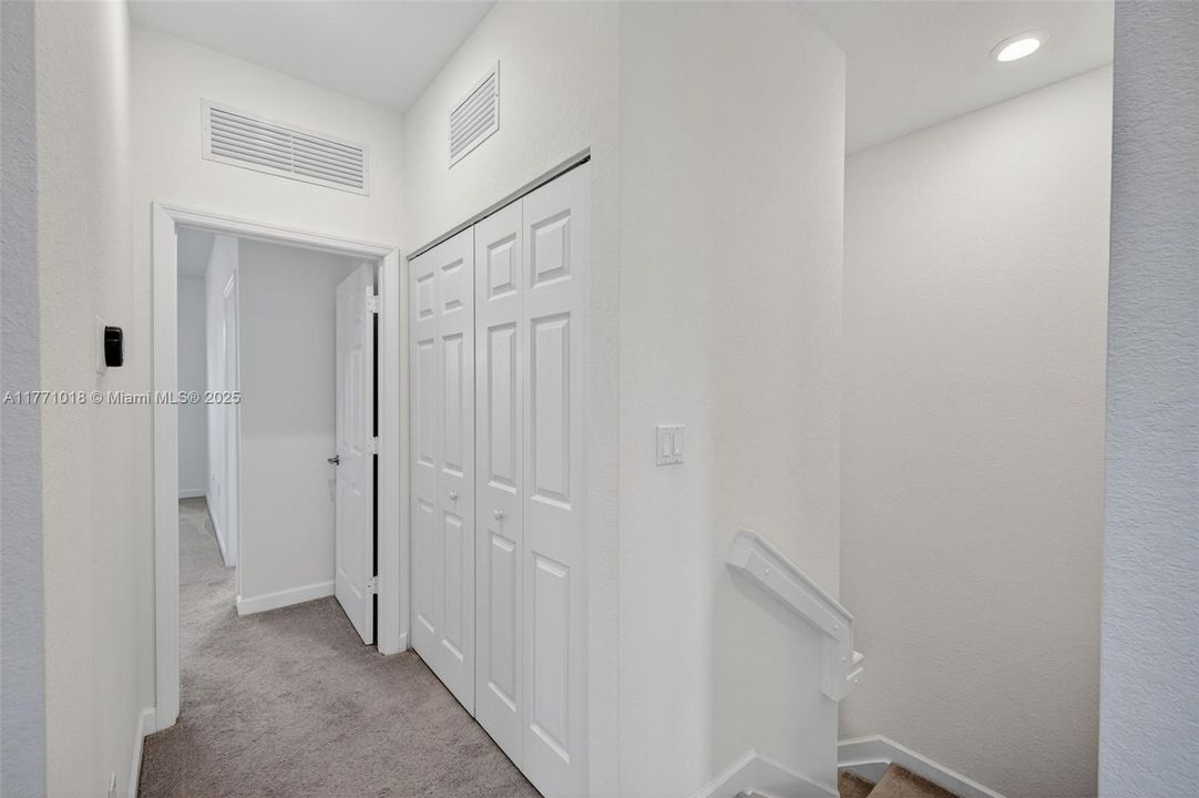 Недавно продано: $535,000 (3 спален, 2 ванн, 1863 Квадратных фут)