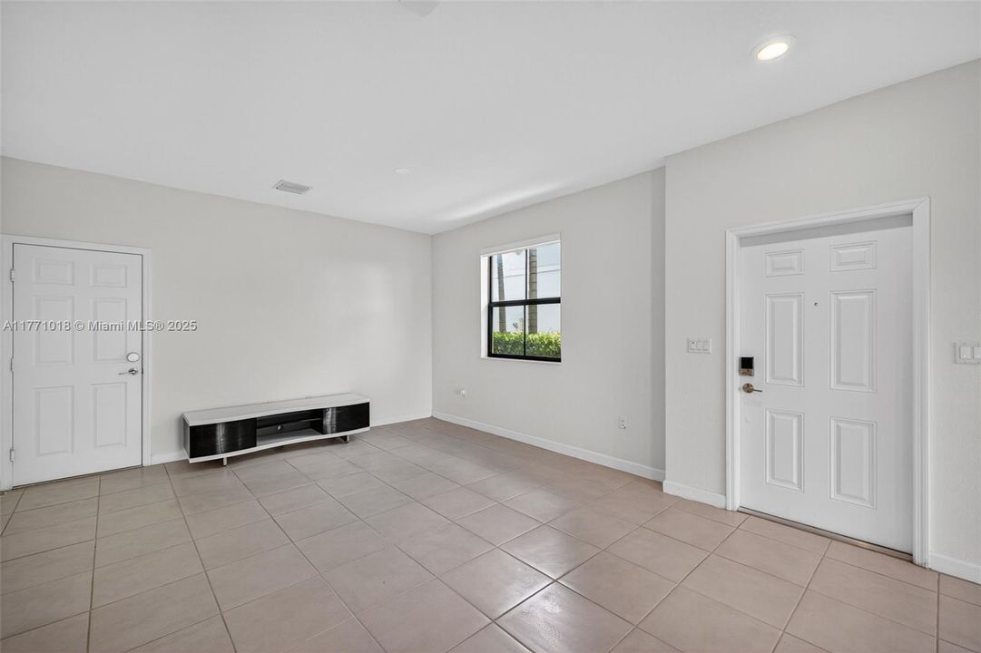 Недавно продано: $535,000 (3 спален, 2 ванн, 1863 Квадратных фут)