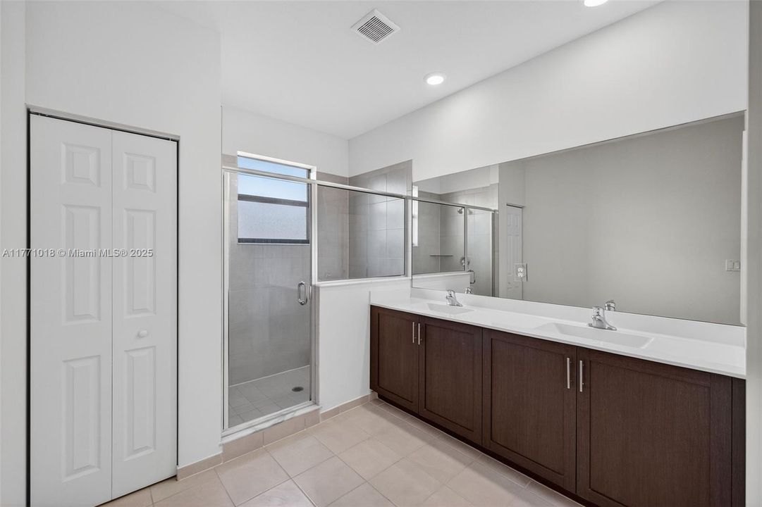 Недавно продано: $535,000 (3 спален, 2 ванн, 1863 Квадратных фут)